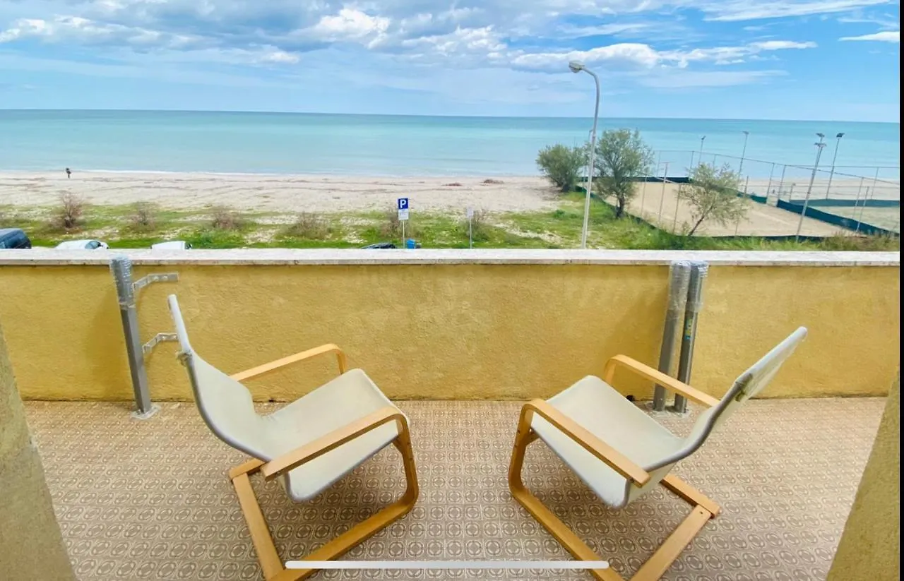 Appartamento Con Terrazzo Fronte Mare Marina di Montemarciano Apartment