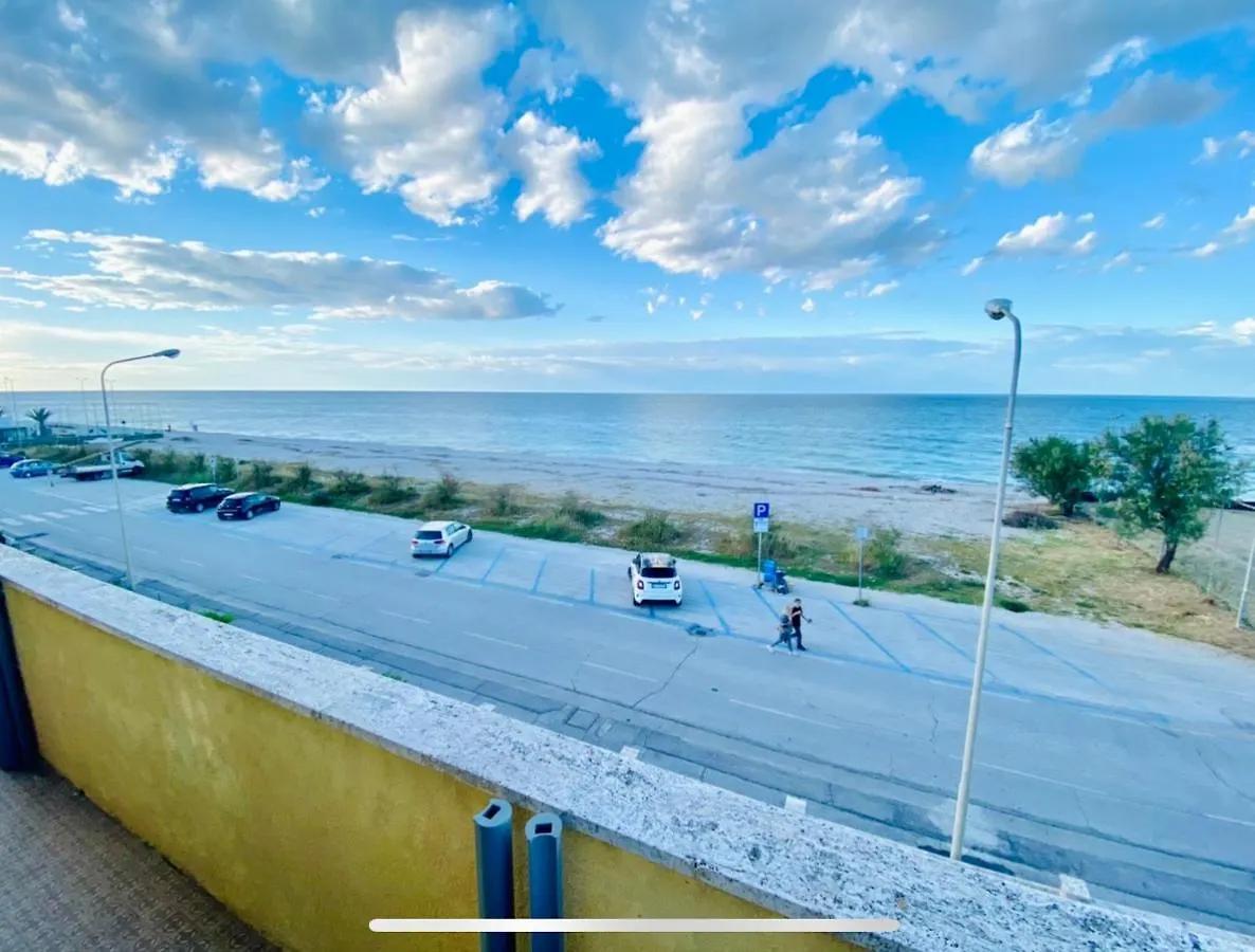 Apartment Appartamento Con Terrazzo Fronte Mare Marina di Montemarciano